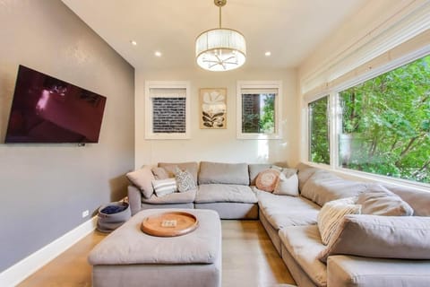 Hello Again, Chicago! House in Chicago