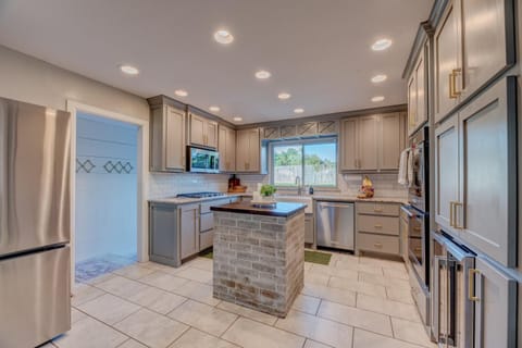 Coffee/tea facilities, Kitchen or kitchenette, dishwasher, oven, stove, kitchen, kitchen