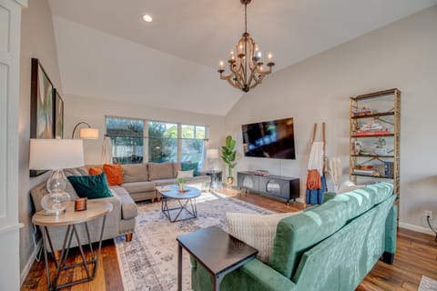 Communal lounge/ TV room, TV and multimedia, Living room, Seating area