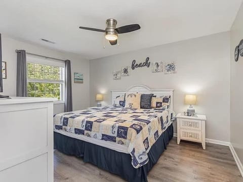 River Oaks Condo-King Bed, Balcony, Pools+Hot Tub House in Carolina Forest