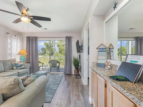 River Oaks Condo-King Bed, Balcony, Pools+Hot Tub House in Carolina Forest