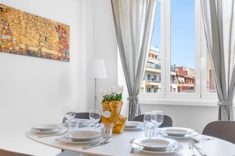 Property building, Food and drinks, Dining area, Food, Lunch