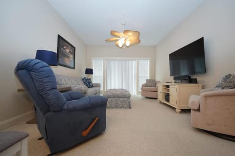 Coastal Condo-Balcony, Pool + Hot Tub, Golf House in Carolina Forest