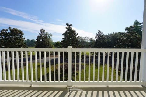 Coastal Condo-Balcony, Pool + Hot Tub, Golf House in Carolina Forest