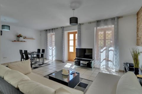 Communal lounge/ TV room, TV and multimedia, Living room, Seating area, Dining area