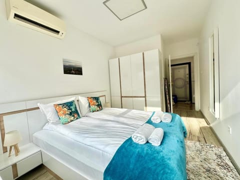 Photo of the whole room, towels, wardrobe, air conditioner