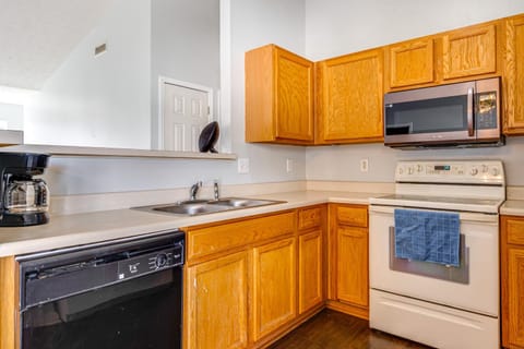 Quiet and Convenient! 2-Story Townhouse in NW Indy House in Pike Township