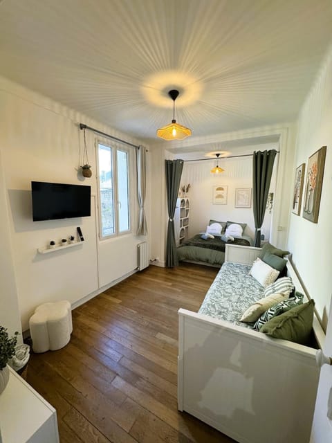Bed, TV and multimedia, Photo of the whole room, Bedroom, towels