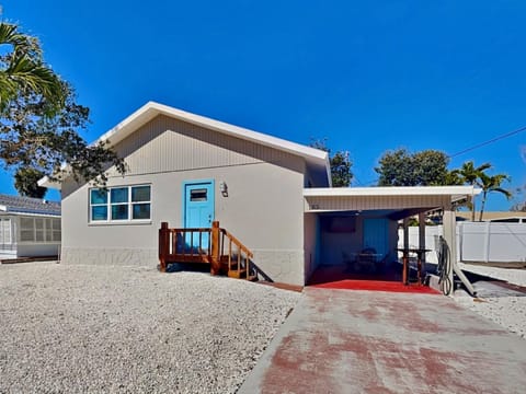 Property building, Facade/entrance, Neighbourhood, Parking