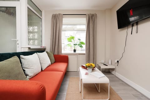 Communal lounge/ TV room, TV and multimedia, Living room, Seating area, Evening entertainment
