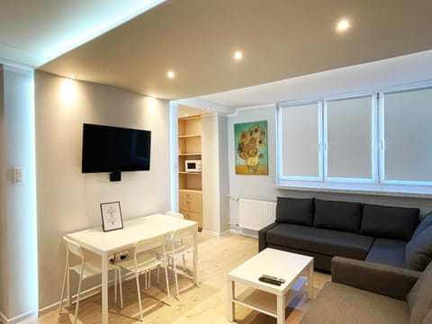 TV and multimedia, Living room, Seating area, Dining area