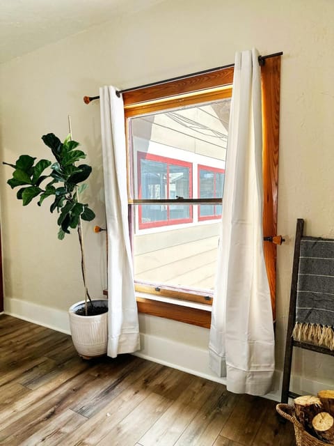 Sunny Downtown Gunnison Escape House in Gunnison