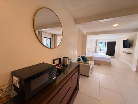 Bed, TV and multimedia, Coffee/tea facilities, Kitchen or kitchenette, Photo of the whole room, toaster