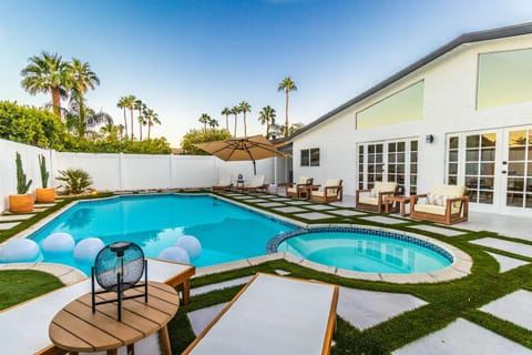 Desert Paradise Retreat Pool Spa & Game Room Villa in Palm Springs