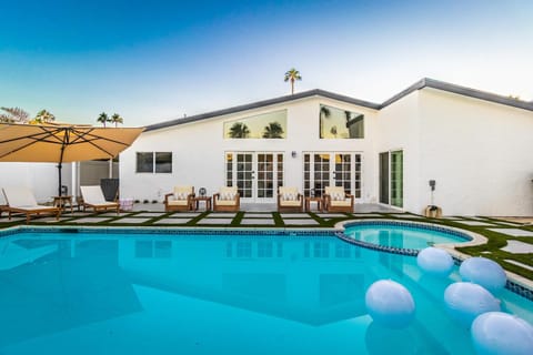 Desert Paradise Retreat Pool Spa & Game Room Villa in Palm Springs