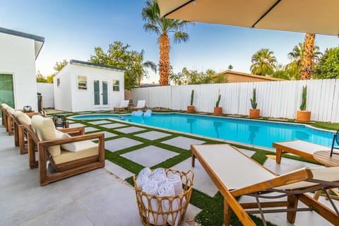 Desert Paradise Retreat Pool Spa & Game Room Villa in Palm Springs
