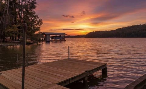Watts Barr Waterfront Retreat House in Watts Bar Lake