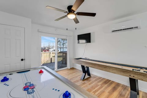 Watts Barr Waterfront Retreat House in Watts Bar Lake