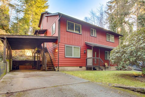 Walk to Mingus Park! Wooded Coos Bay Getaway House in Coos Bay