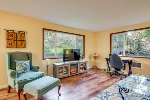 Walk to Mingus Park! Wooded Coos Bay Getaway House in Coos Bay