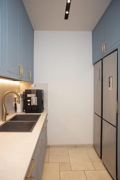 Kitchen or kitchenette, minibar, oven, stove
