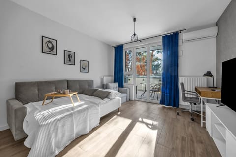 Communal lounge/ TV room, Bed, TV and multimedia, Living room, Bedroom, air conditioner