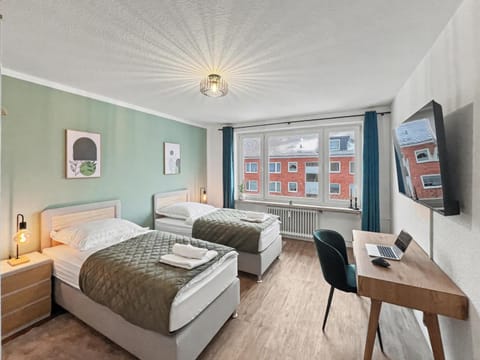 Bed, TV and multimedia, Photo of the whole room, Seating area, Bedroom