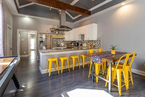 Kitchen or kitchenette, Living room, Dining area, oven, stove