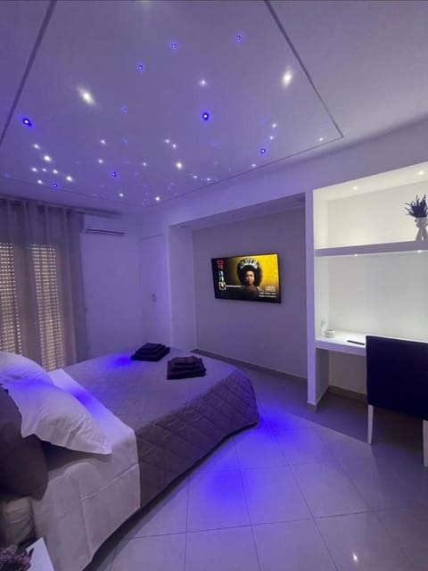 Bed, TV and multimedia, Photo of the whole room, Bedroom