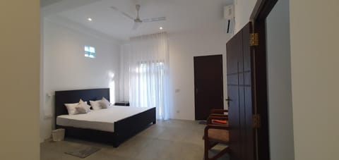 Bed, Photo of the whole room, Seating area, Bedroom, air conditioner