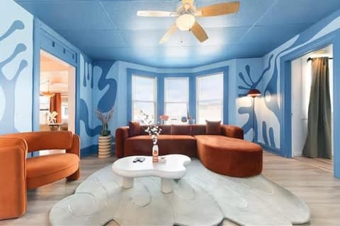 Charming 2BR Retreat Fire Pit & Near Downtown House in Pittsburgh