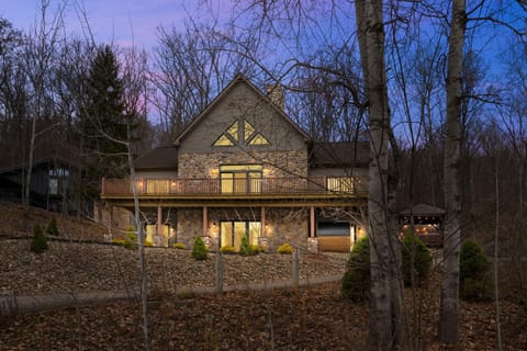 ⛷️ Stunning 8 Bed Mountain Chalet | Steps from Holiday Valley | Hot Tub, Sauna, Theatre & Bar House in Ellicottville