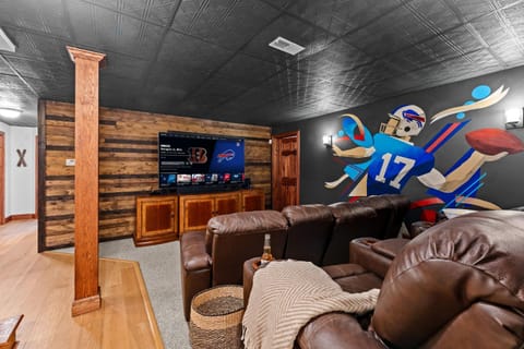 ⛷️ Stunning 8 Bed Mountain Chalet | Steps from Holiday Valley | Hot Tub, Sauna, Theatre & Bar House in Ellicottville