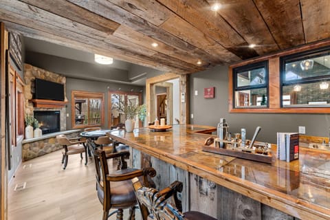 ⛷️ Stunning 8 Bed Mountain Chalet | Steps from Holiday Valley | Hot Tub, Sauna, Theatre & Bar House in Ellicottville