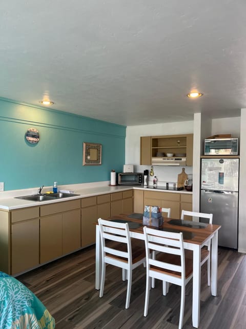 Kitchen or kitchenette, Dining area, toaster
