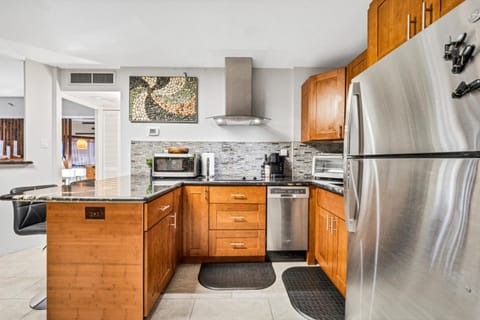 Retro Studio! Pool, Hot Tub, Free Parking & WiFi Apartment in Honolulu