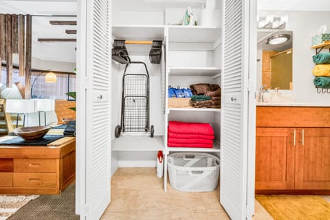 Retro Studio! Pool, Hot Tub, Free Parking & WiFi Apartment in Honolulu