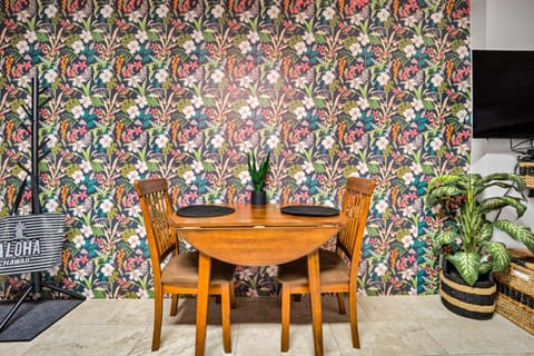 Retro Studio! Pool, Hot Tub, Free Parking & WiFi Apartment in Honolulu