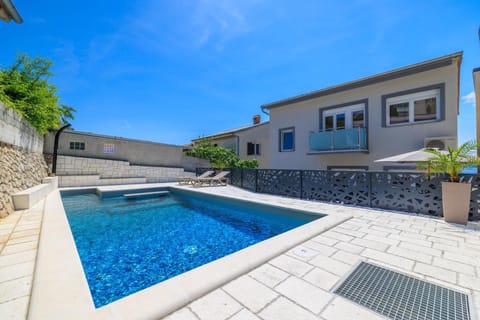 Facade/entrance, Swimming pool