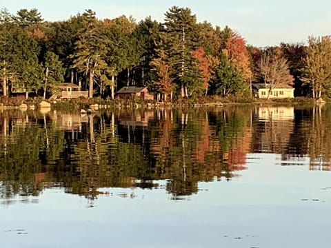 Beautiful Maine Retreat 4 Bdrm Lakeside Cottage House in Orland