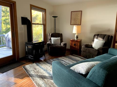 Beautiful Maine Retreat 4 Bdrm Lakeside Cottage House in Orland