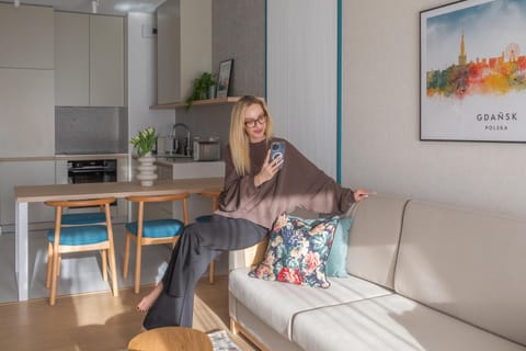 People, Coffee/tea facilities, Kitchen or kitchenette, Living room, Seating area, Dining area, group of guests, oven, pet friendly, stove, toaster