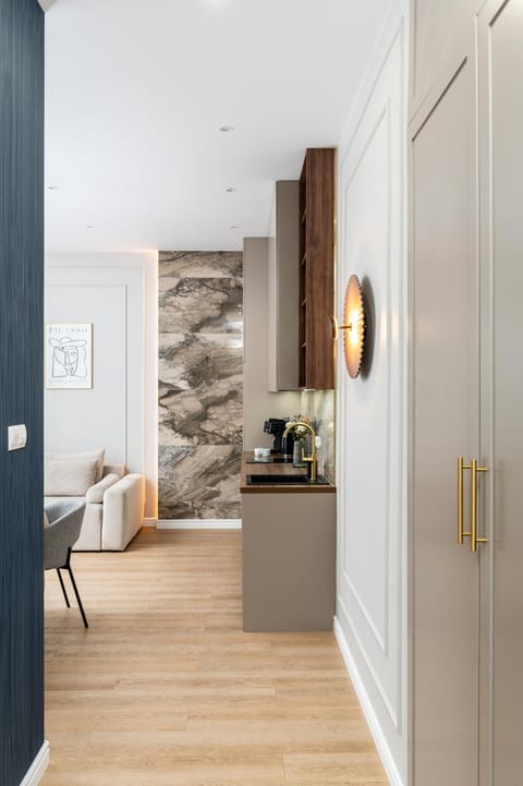 Coffee/tea facilities, Kitchen or kitchenette, Living room, Decorative detail, Seating area, heating, internet, air conditioner