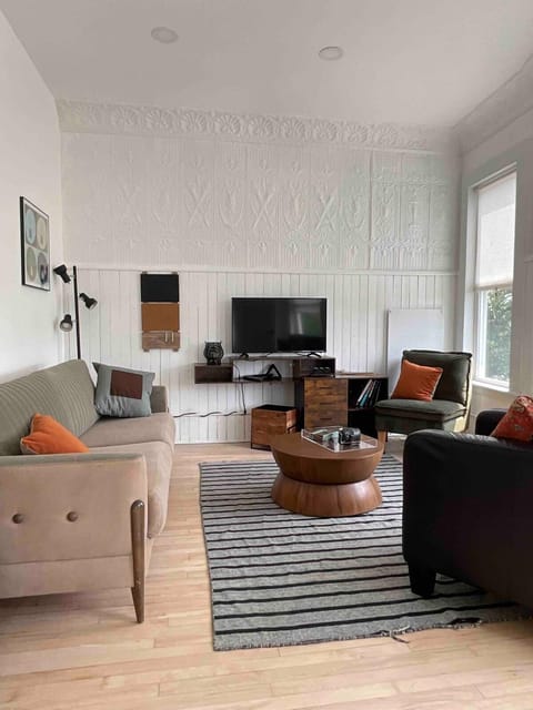 TV and multimedia, Living room, Seating area, Evening entertainment