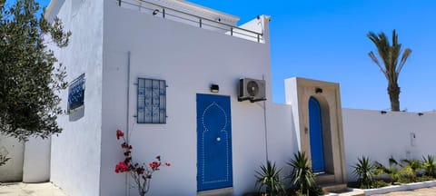 Facade/entrance, Balcony/Terrace