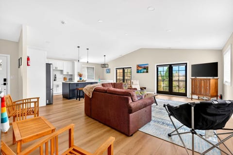 Modern Gorge Retreat Steps from River & Hiking House in Stevenson