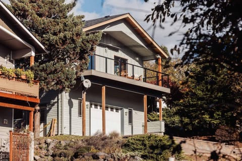 Modern Gorge Retreat Steps from River & Hiking House in Stevenson