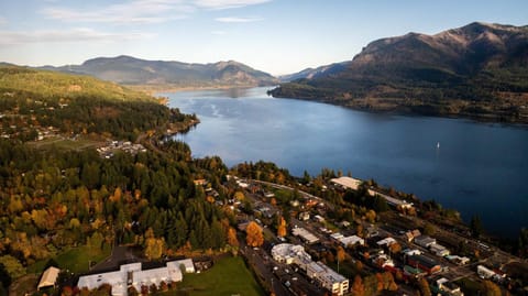 Modern Gorge Retreat Steps from River & Hiking House in Stevenson