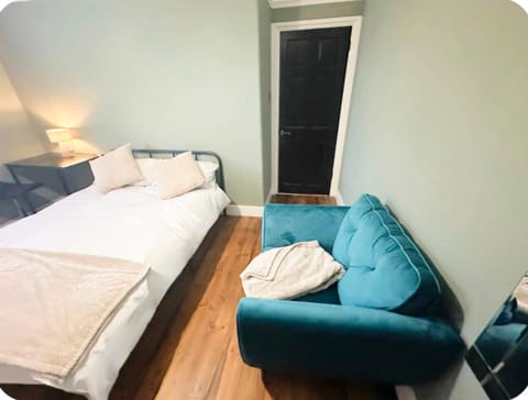 Bed, Seating area, towels