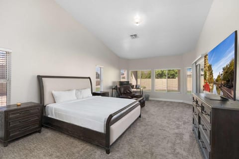 Spacious 4BR Home Patio Huge Yard Sleeps 18 Grill House in Gilbert